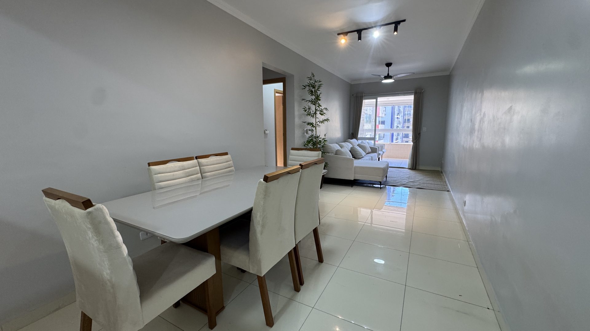 APARTAMENTO A 200M DA PRAIA COM 2 SUÍTES, 2 VAGAS E LAZER COMPLETO – ACEITA PERMUTA E VEÍCULO