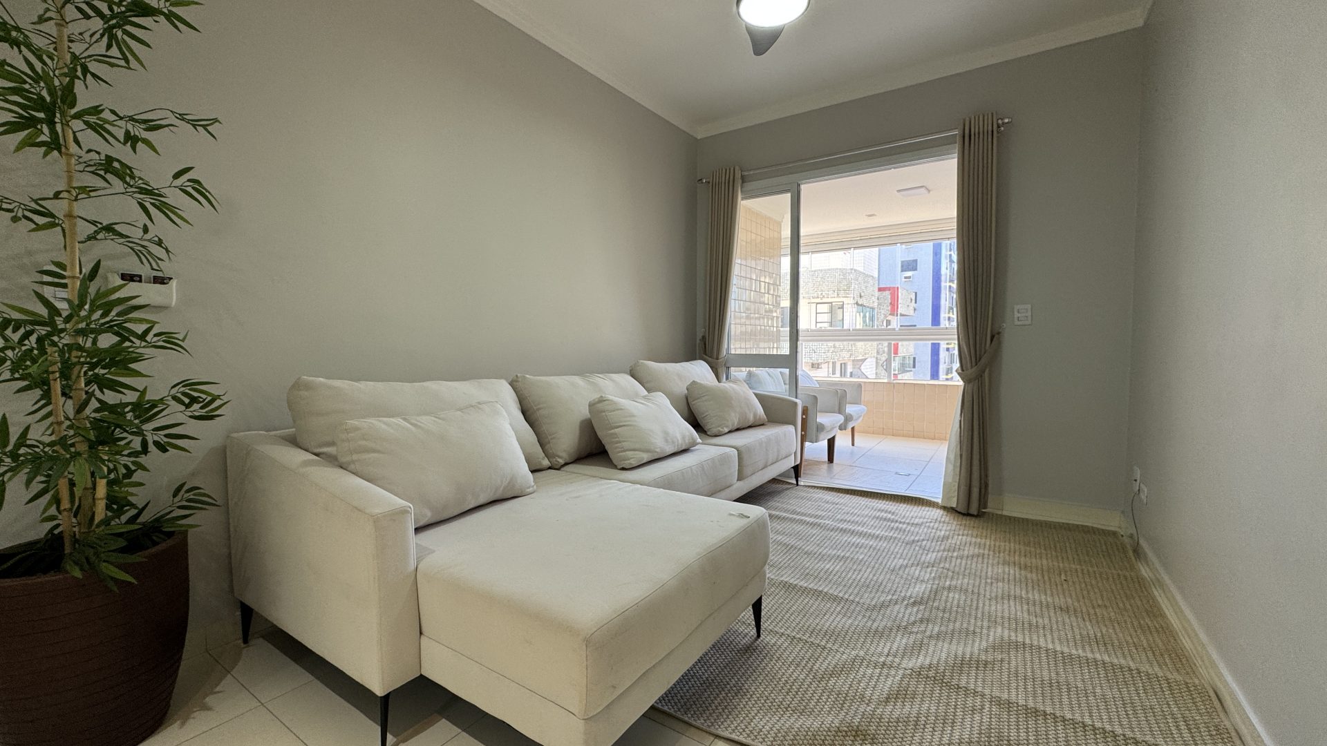 APARTAMENTO A 200M DA PRAIA COM 2 SUÍTES, 2 VAGAS E LAZER COMPLETO – ACEITA PERMUTA E VEÍCULO