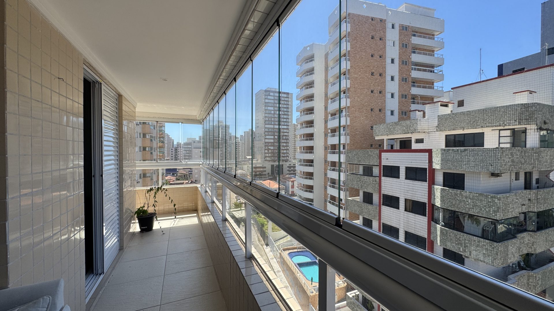 APARTAMENTO A 200M DA PRAIA COM 2 SUÍTES, 2 VAGAS E LAZER COMPLETO – ACEITA PERMUTA E VEÍCULO