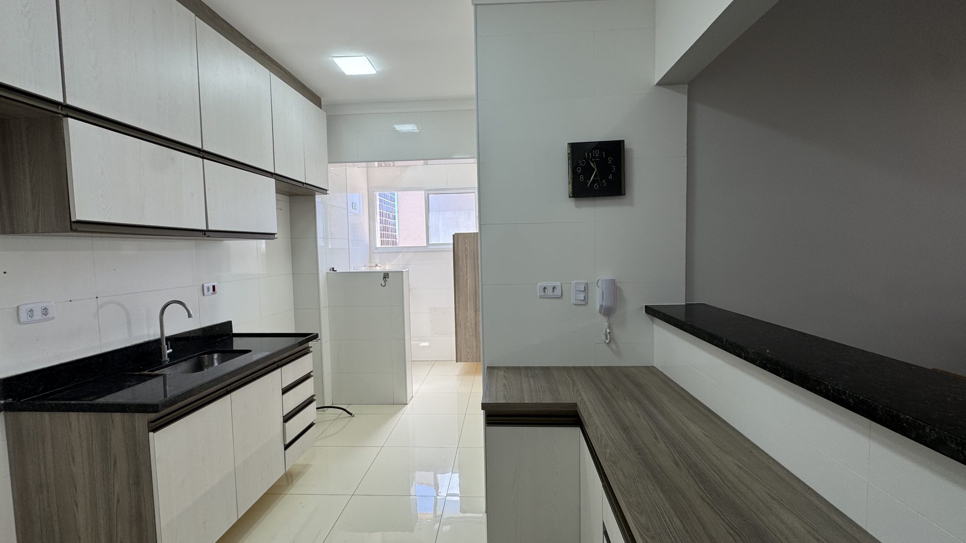 APARTAMENTO A 200M DA PRAIA COM 2 SUÍTES, 2 VAGAS E LAZER COMPLETO – ACEITA PERMUTA E VEÍCULO