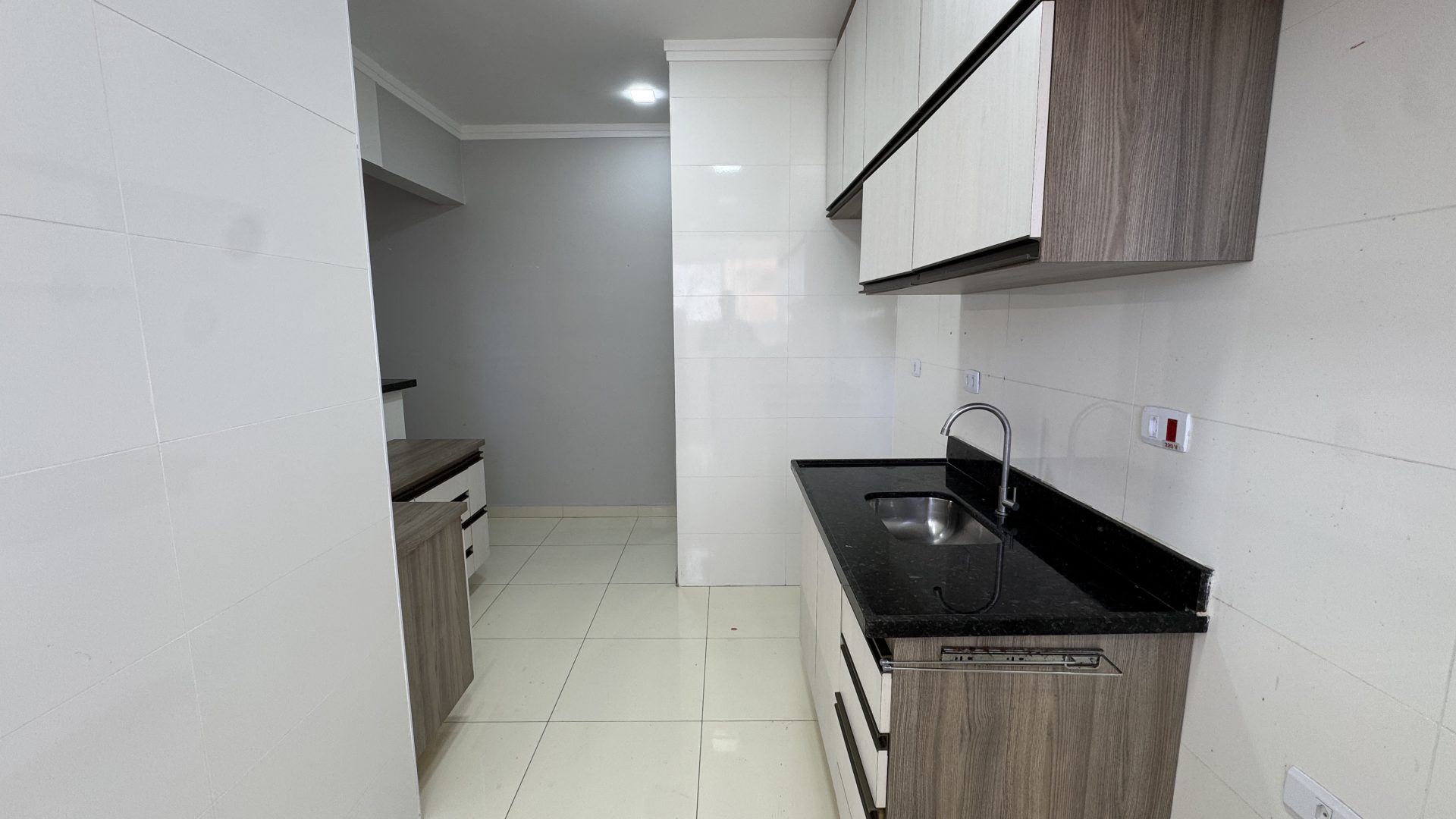 APARTAMENTO A 200M DA PRAIA COM 2 SUÍTES, 2 VAGAS E LAZER COMPLETO – ACEITA PERMUTA E VEÍCULO