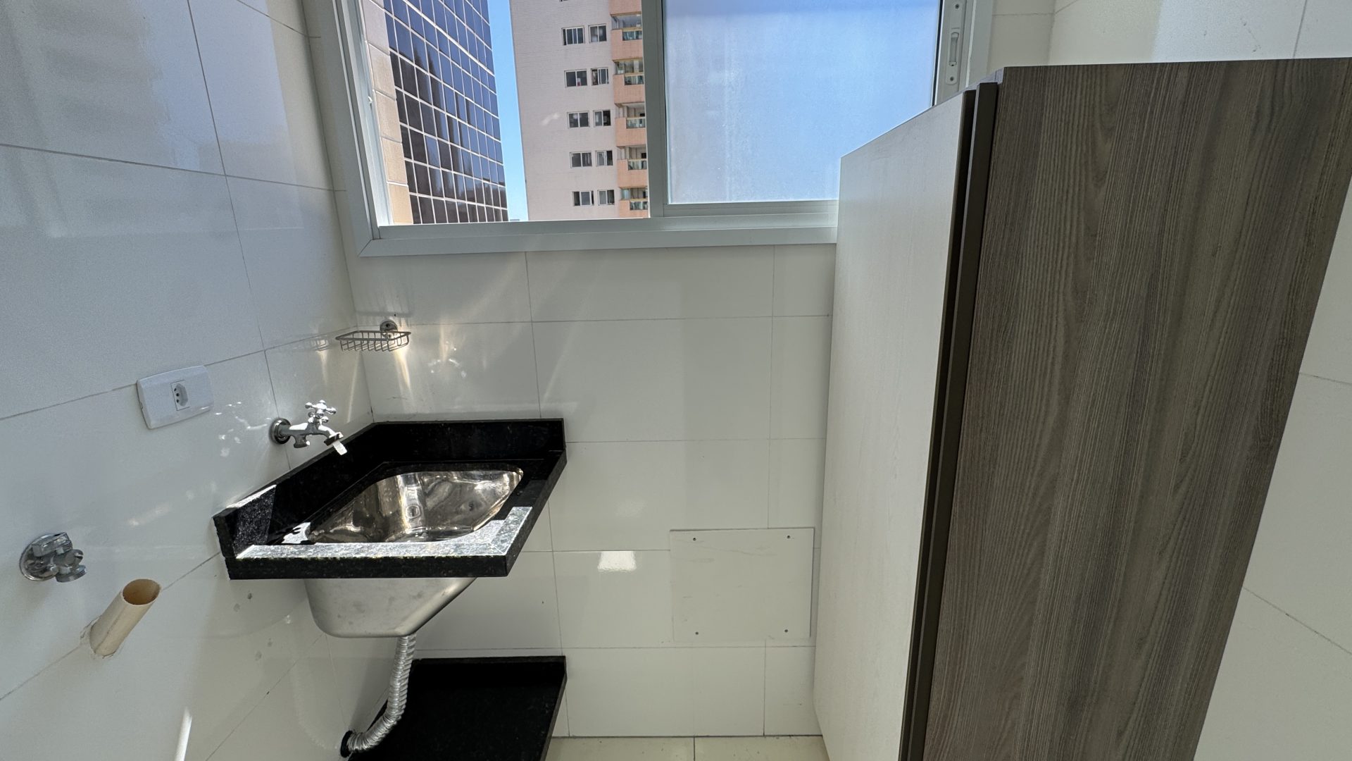 APARTAMENTO A 200M DA PRAIA COM 2 SUÍTES, 2 VAGAS E LAZER COMPLETO – ACEITA PERMUTA E VEÍCULO