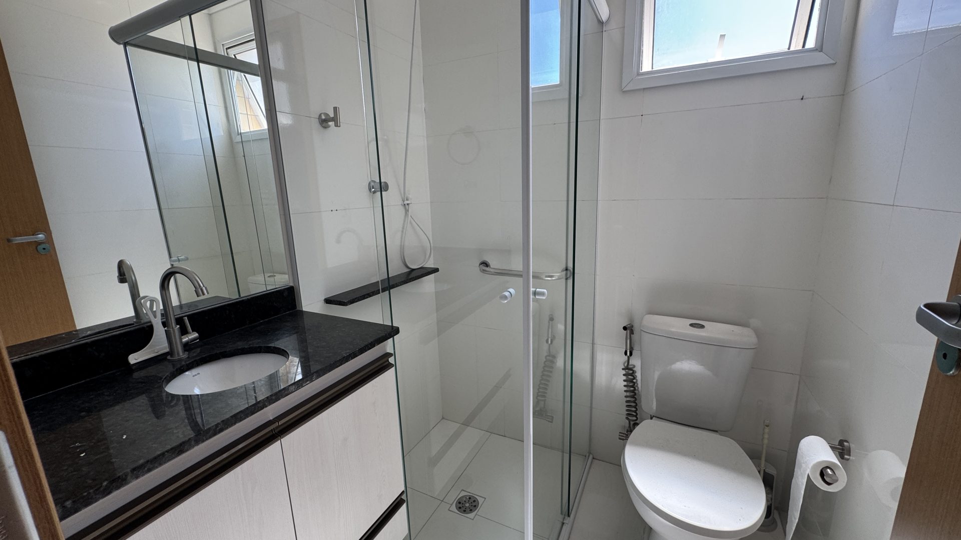 APARTAMENTO A 200M DA PRAIA COM 2 SUÍTES, 2 VAGAS E LAZER COMPLETO – ACEITA PERMUTA E VEÍCULO