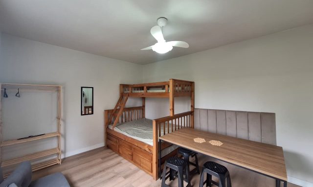 Kitnet Mobiliado Frente Mar na Vila Caiçara – Vista para o Mar, Vaga de Garagem e Financiamento por Apenas R$ 239 Mil!