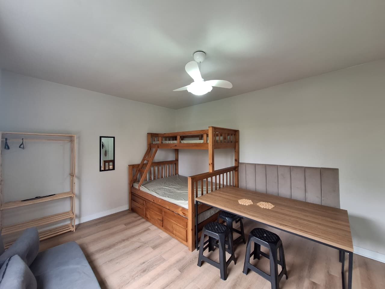 Kitnet Mobiliado Frente Mar na Vila Caiçara – Vista para o Mar, Vaga de Garagem e Financiamento por Apenas R$ 239 Mil!