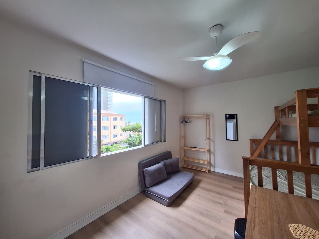 Kitnet Mobiliado Frente Mar na Vila Caiçara – Vista para o Mar, Vaga de Garagem e Financiamento por Apenas R$ 239 Mil!