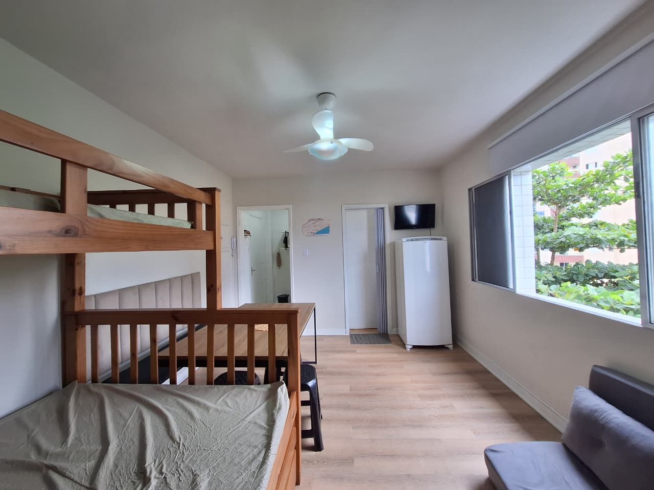 Kitnet Mobiliado Frente Mar na Vila Caiçara – Vista para o Mar, Vaga de Garagem e Financiamento por Apenas R$ 239 Mil!