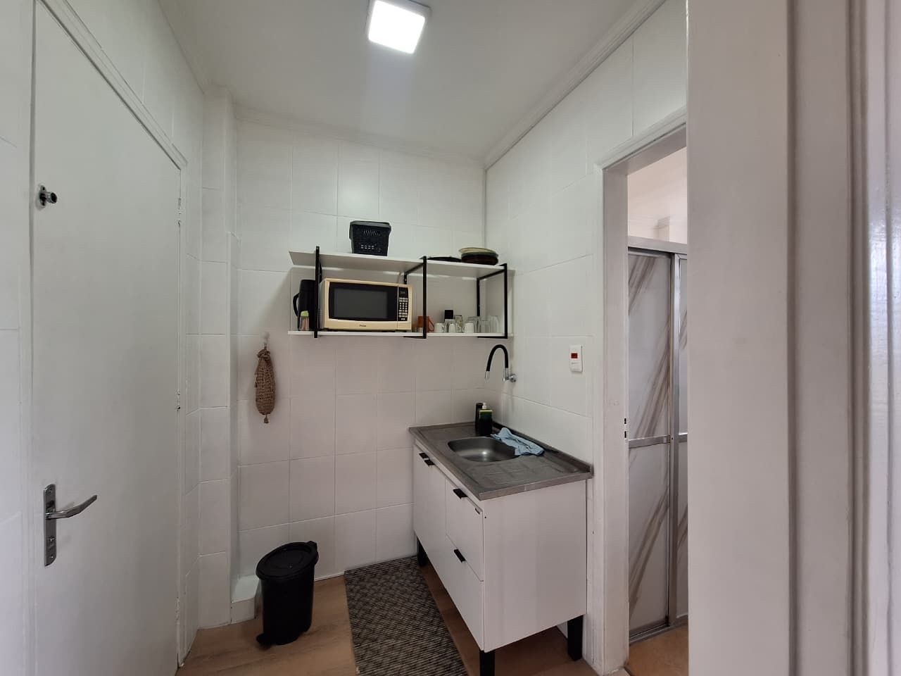 Kitnet Mobiliado Frente Mar na Vila Caiçara – Vista para o Mar, Vaga de Garagem e Financiamento por Apenas R$ 239 Mil!