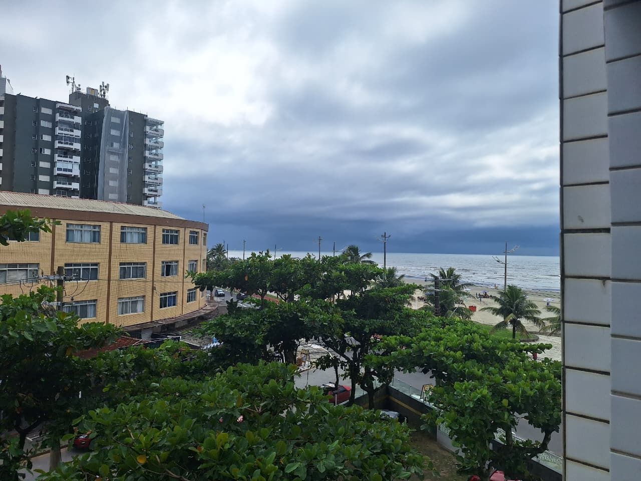 Kitnet Mobiliado Frente Mar na Vila Caiçara – Vista para o Mar, Vaga de Garagem e Financiamento por Apenas R$ 239 Mil!