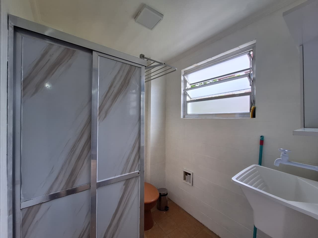 Kitnet Mobiliado Frente Mar na Vila Caiçara – Vista para o Mar, Vaga de Garagem e Financiamento por Apenas R$ 239 Mil!