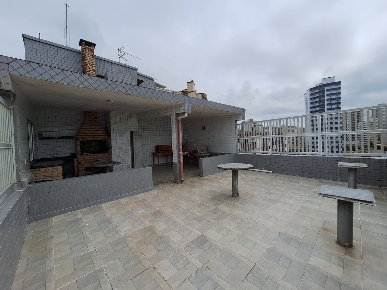 Kitnet Mobiliado Frente Mar na Vila Caiçara – Vista para o Mar, Vaga de Garagem e Financiamento por Apenas R$ 239 Mil!