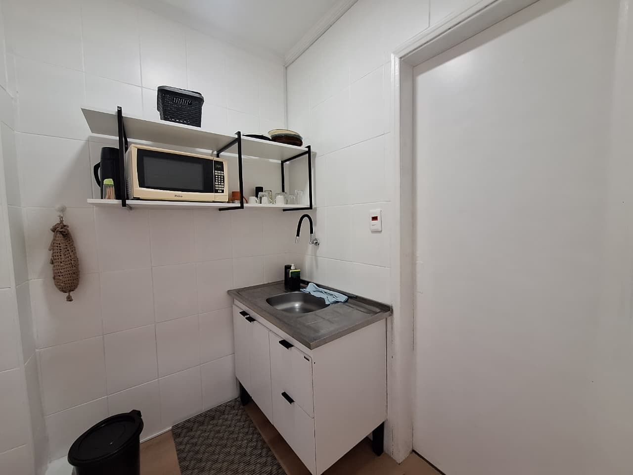 Kitnet Mobiliado Frente Mar na Vila Caiçara – Vista para o Mar, Vaga de Garagem e Financiamento por Apenas R$ 239 Mil!