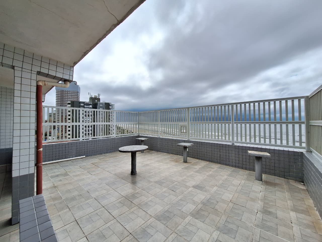 Kitnet Mobiliado Frente Mar na Vila Caiçara – Vista para o Mar, Vaga de Garagem e Financiamento por Apenas R$ 239 Mil!