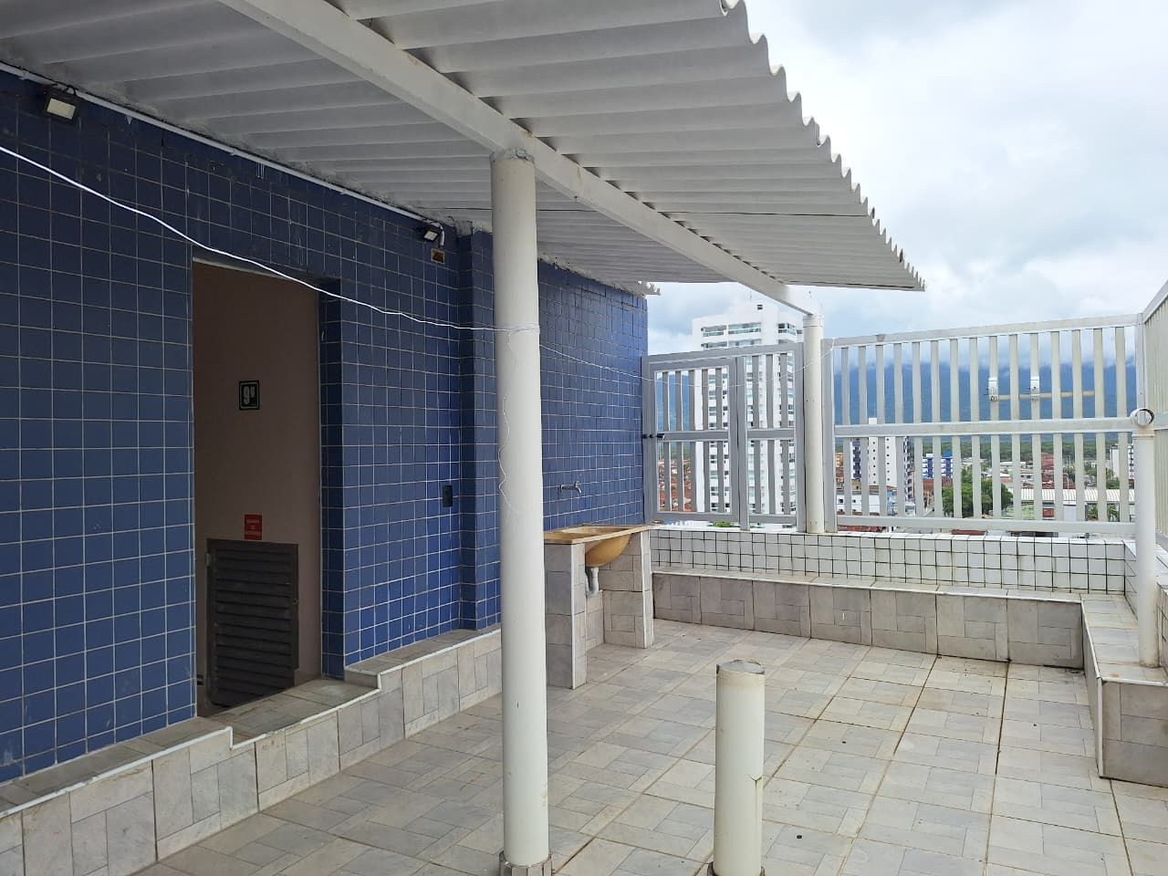 Kitnet Mobiliado Frente Mar na Vila Caiçara – Vista para o Mar, Vaga de Garagem e Financiamento por Apenas R$ 239 Mil!